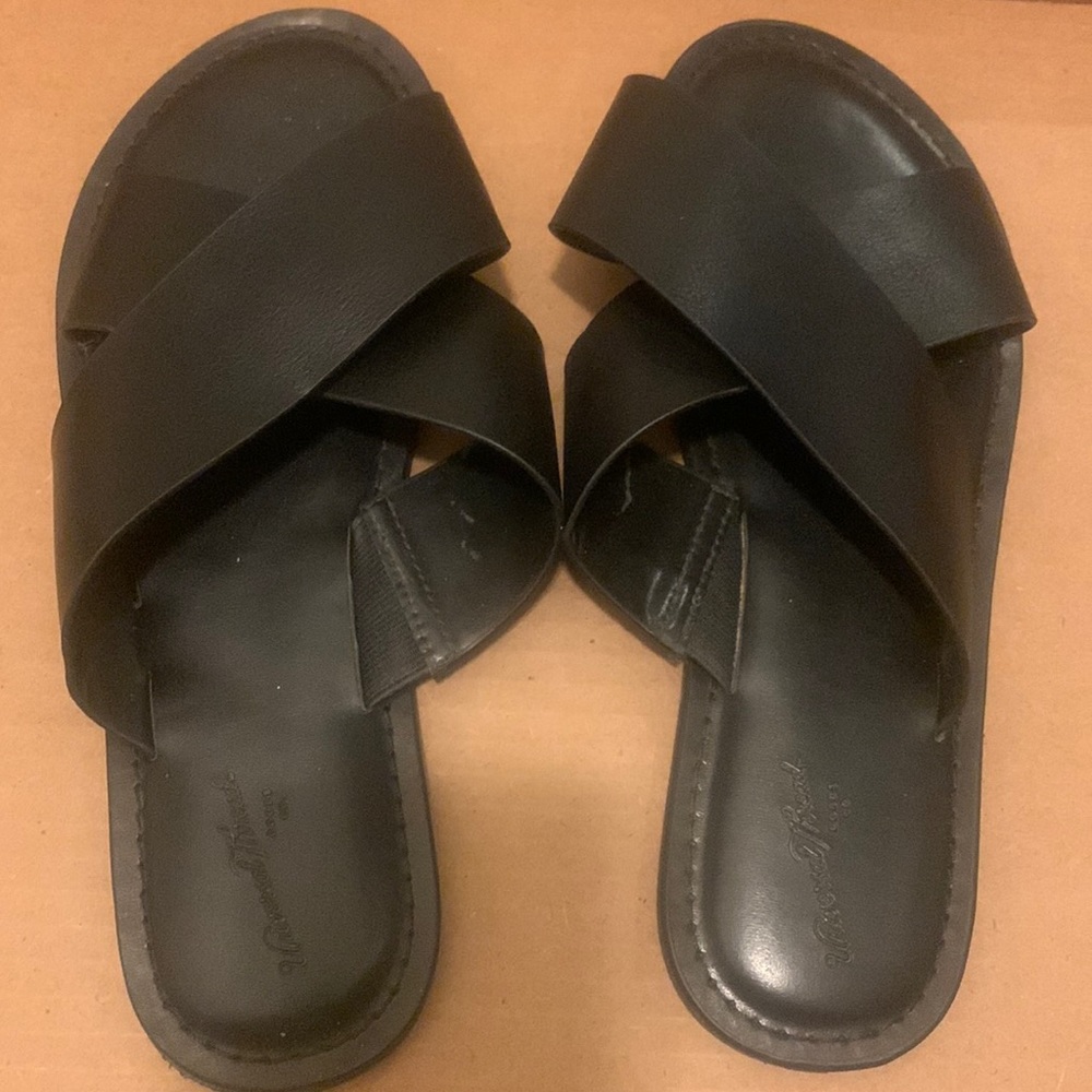 Universal Thread size 6 black sandals